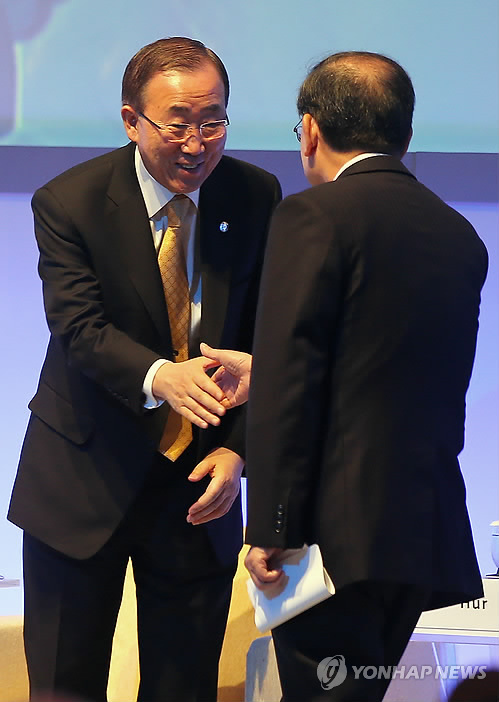 악수하는 반기문 총장과 김황식 총리