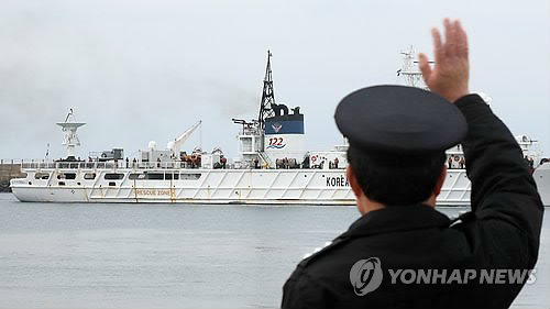 나로호 추적 위해 떠나는 제주해경 함정