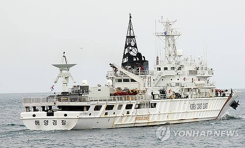 나로호 추적 위해 떠나는 제주해경 함정