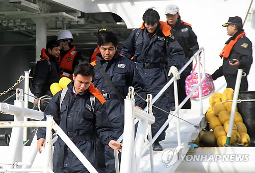 서귀포항 도착한 한스플렌더호 선원들