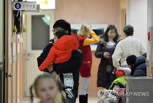 서울시내 한 소아과를 찾은 보호자와 어린이들이 진료를위해 대기하고 있다