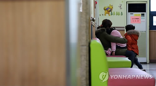 서울 시내 한 아동병원을 찾은 보호자와 어린이가 진료를 기다리고 있다. 