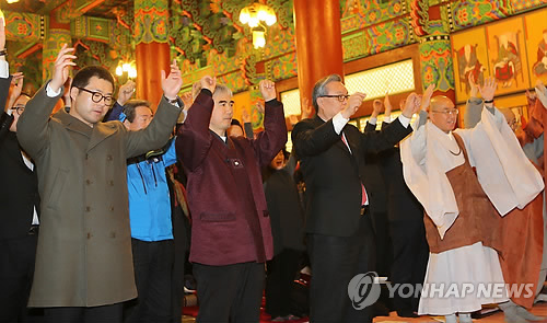 만세 삼창하는 종교 지도자들