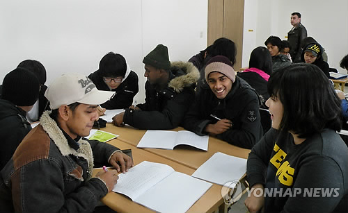 한글 공부하는 외국인 근로자들