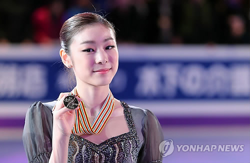 우승메달 들어 보이는 김연아