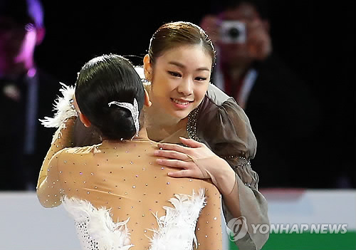 아사다 마오와 인사하는 김연아