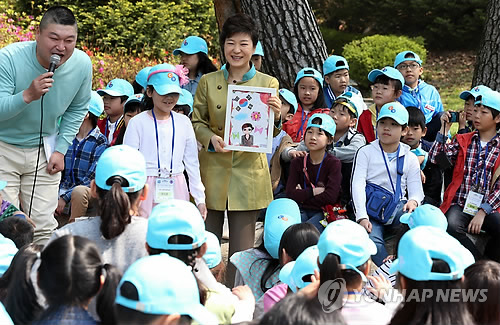 그림 선물 받은 박근혜 대통령