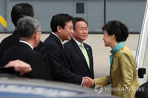 환영인사들과 악수하는 박근혜 대통령