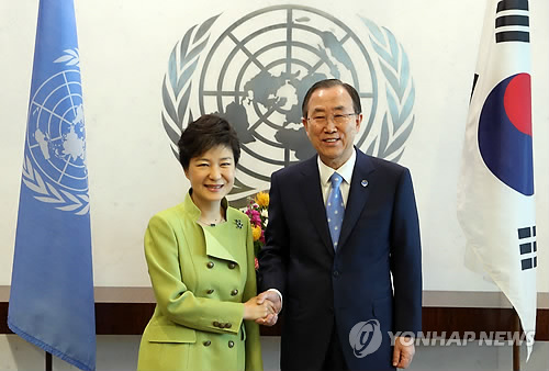 악수하는 박근혜 대통령과 반기문 사무총장
