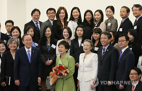 유엔 근무 한국인들과 기념촬영하는 박 대통령