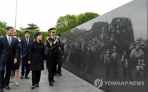 한국전 참전기념비 공원 방문한 박 대통령