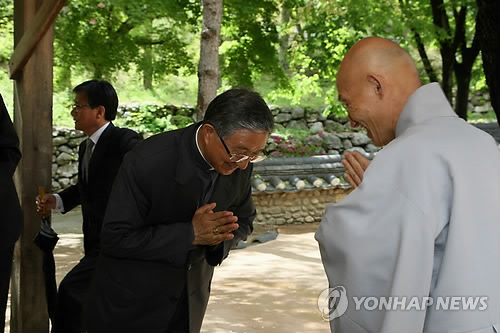 합장하는 대주교