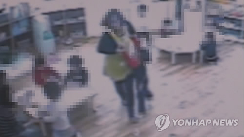 지난 10일 대구의 한 어린이집에서 보육교사가 3살 원생을 가혹하게 다루는 CCTV 장면.(자료사진)