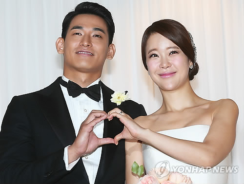 2013年6月2日，白智荣（右）和郑锡元在首尔华克山庄喜来登酒店举行婚礼。(韩联社)