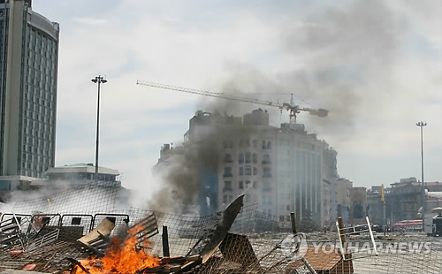 터키 시위 현장의 불타는 바리케이드