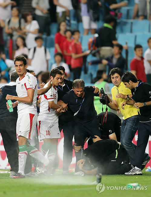 韓国ファンがイラン代表団に  缶ジュースを投擲して頭部に直撃
