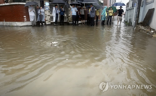 이틀째 폭우 춘천…호수로 변한 골목길