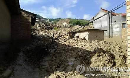 간쑤 지진 산태로 매몰된 주택들