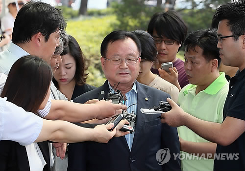 침통한 표정의 나근형 인천시교육감