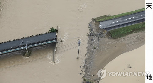 폭우로 끊어진 일본 야마구치현의 도로