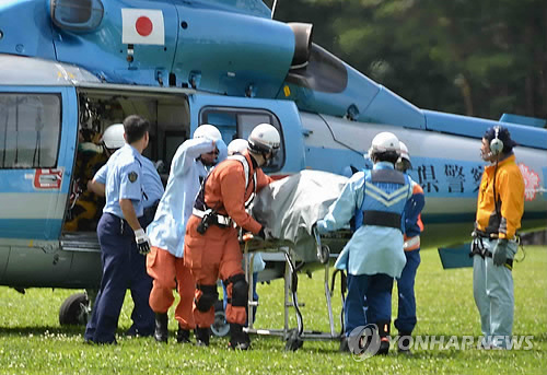등반 중 조난 사망자 옮기는 일본 경찰 헬기