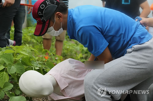 <<연합뉴스DB/>> '군산 내연녀 살인' 경찰관 현장검증