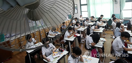 서울시내 한 중학교 교실에서 학생들이 수업을 받고 있다.(연합뉴스 자료사진)