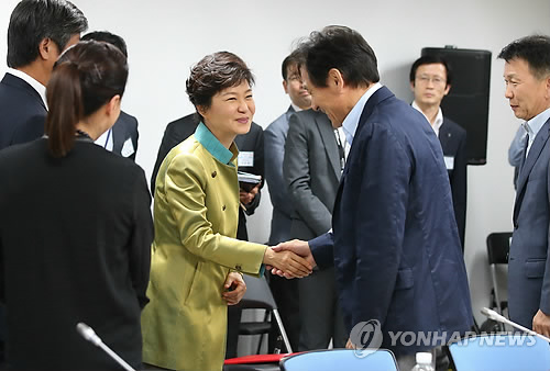 배우 안성기와 악수하는 박근혜 대통령