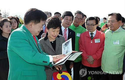 50여년전 동천 수해현장 사진 보는 박 대통령