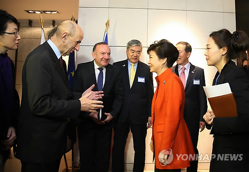 갈루아 위원장과 악수하는 박근혜 대통령