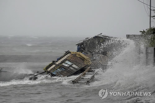 가옥 집어삼키는 파도