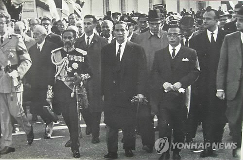 케네디 조문 행렬 맨 앞줄에 선 박정희 대통령