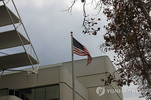 '애플 대 삼성' 평결 美법원에 나부끼는 성조기