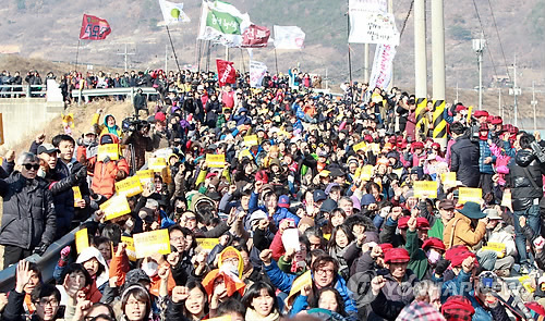 한목소리 내는 희망버스 참가자들과 밀양주민들