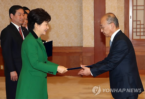 임명장 수여하는 박 대통령