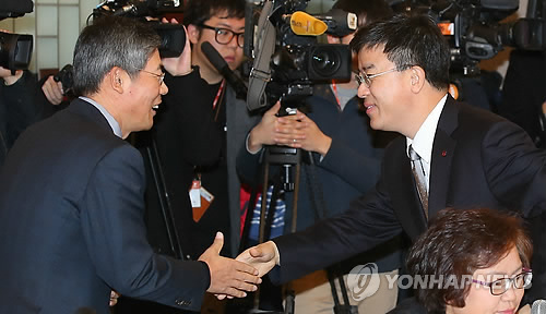 인사하는 표현명 사장과 이상훈 사장