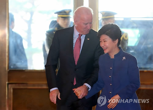 손 꼭잡고 인사하는 박 대통령과 미국 부통령