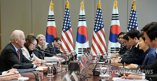 대화하는 박 대통령과 바이든 미국 부통령
