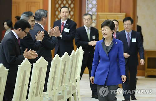 금융인 오찬간담회 입장하는 박근혜 대통령