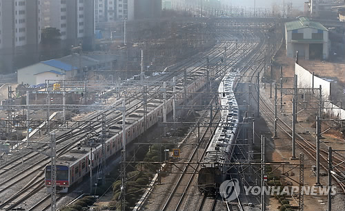 철도파업 16일째…용산역에서 바라본 선로