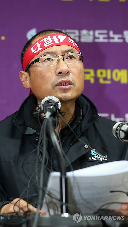 발표하는 김명환 위원장