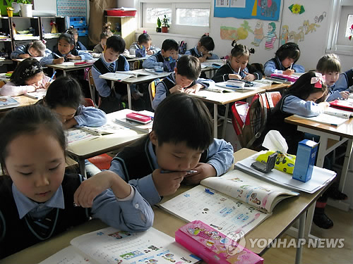 재한몽골학교 1학년 교실의 어린이들