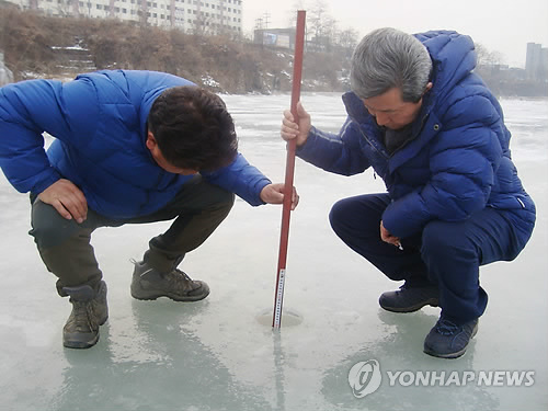 홍천강 꽁꽁축제 얼음두께 체크