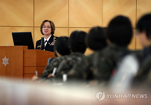 주한 미국 해군사령관, 숙대 학군단 강연