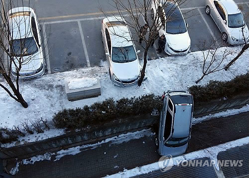 주차된 승용차 추락 '날벼락'