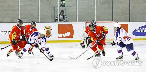 U-20 아이스하키 대표팀, 골문 향해 돌진