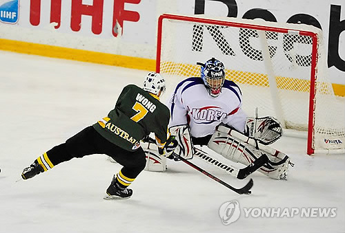 U-20 아이스하키 대표팀 골리 김권영 선방