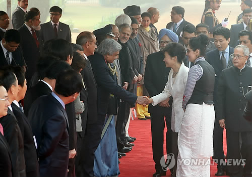 인도측 인사들과 악수하는 박 대통령