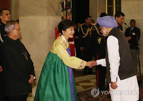 만모한 싱 총리와 악수하는 박 대통령