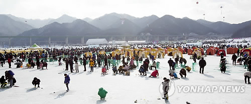 인제 빙어축제 개막 첫날 '구름 인파'